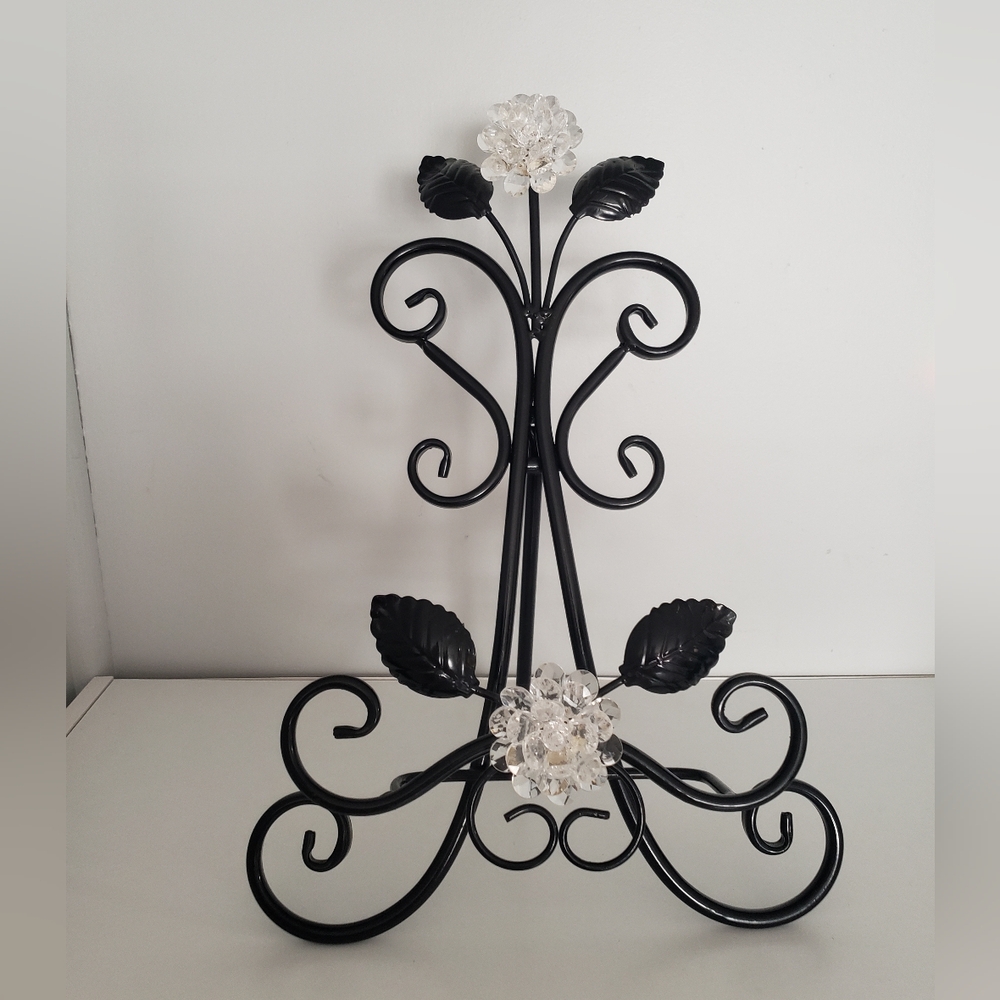 Beautiful black magnetic easel with flower accents